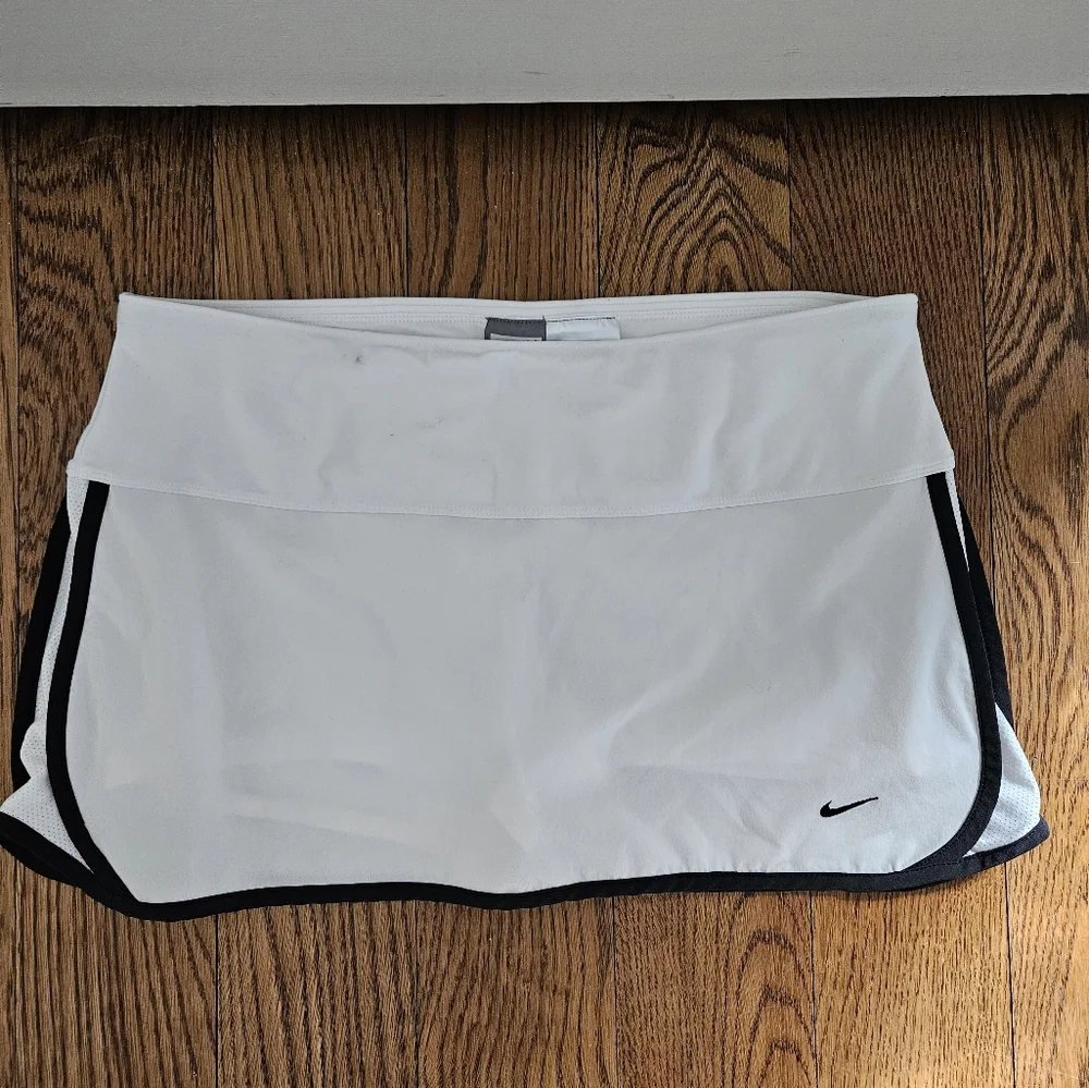 Nike Women's White and Black Athletic Skort - Size Medium - Picture 3 of 12